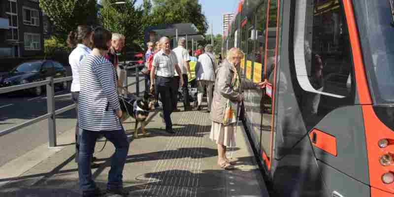 mensen beperking openbaar vervoer den haag