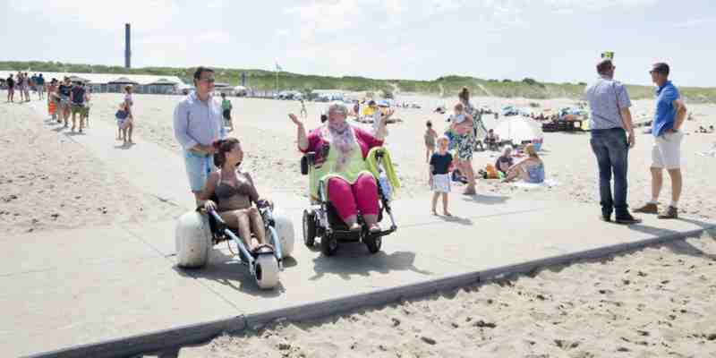 Nederland. Den Haag. 20 juli 2016. Voor La Cantina is op het strand een rolstoelpad aangelegd van beton, zodat mensen met hun eigen rolstoel op het strand kunnen komen.Foto: Inge van Mill