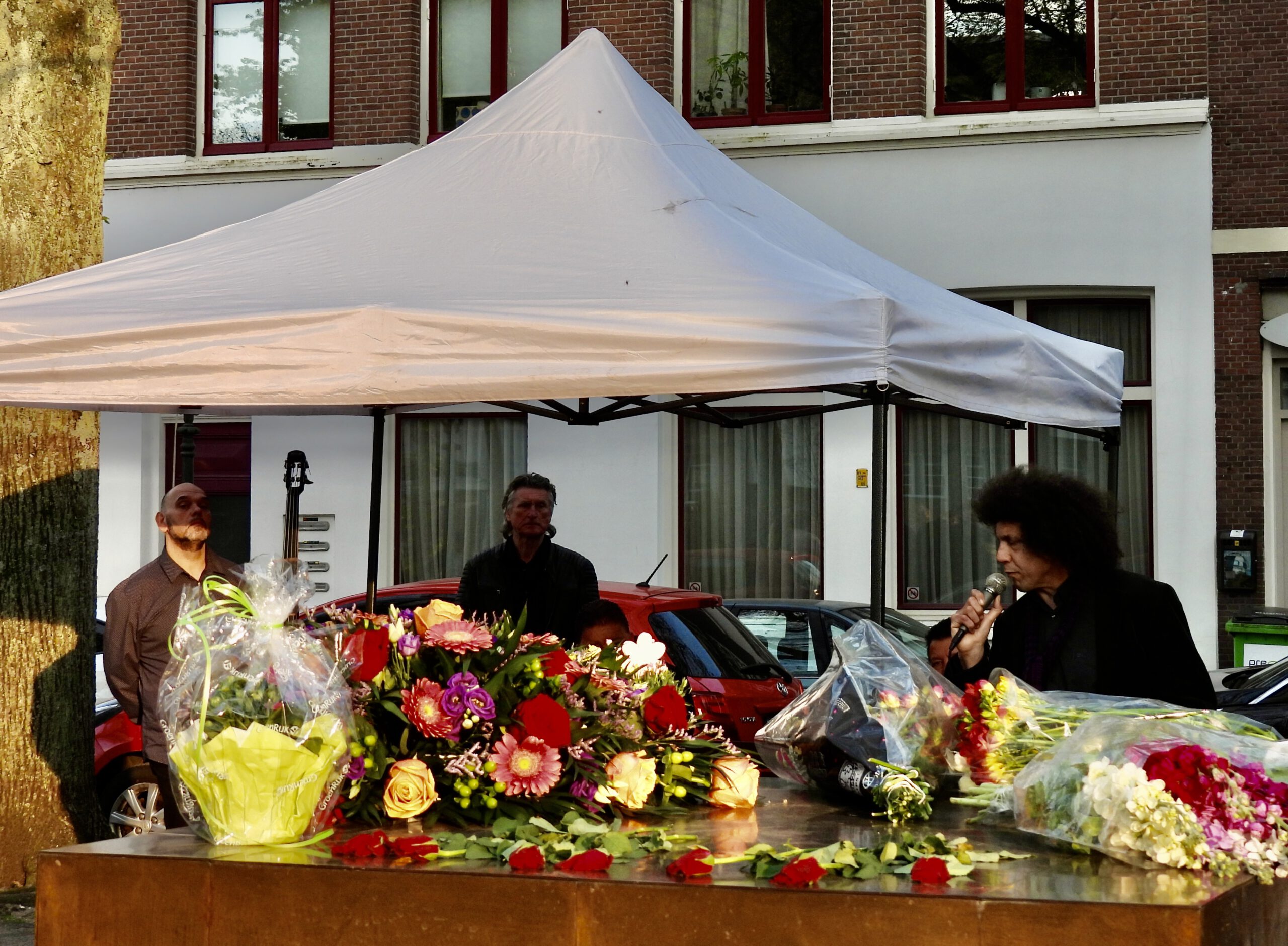 Herdenking bij het Sinti- en Romamonument in de Vondelstraat